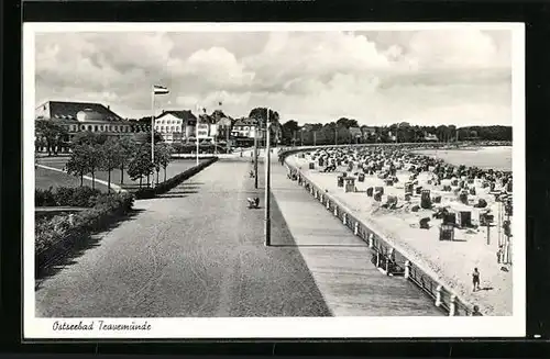 AK Travemünde, auf der Promenade an der Ostsee