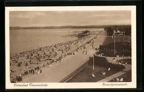 AK Travemünde, Passanten auf der Strandpromenade an der Ostsee