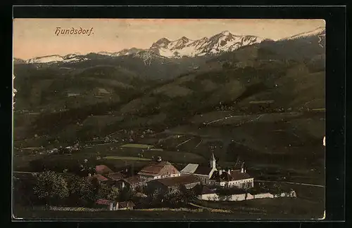 AK Hundsdorf, Ortsansicht im Tal, Blick auf die Berge