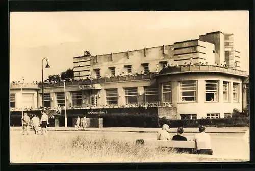 AK Warnemünde, Passanten vor dem Strandhaus