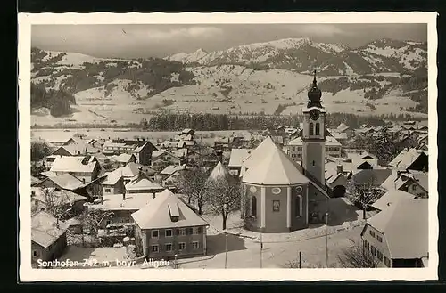 AK Sonthofen, Blick auf die Kirche und den erschneiten Ort, Gebirgspanorama