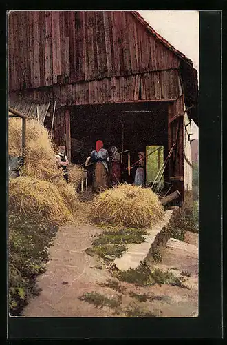 Künstler-AK Photochromie Nr. 4155: Bauern bei der Getreideernte in der Scheune