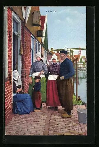 Künstler-AK Photochromie Nr. 4486: Volendam, Familie in niederländischer Tracht vor ihrem Haus