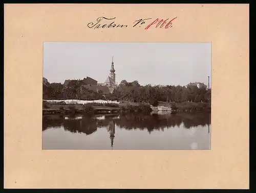 Fotografie Brück & Sohn Meissen, Ansicht Trebsen, Kirchturm spiegelt sich im Wasser der Mulde, Reflektion