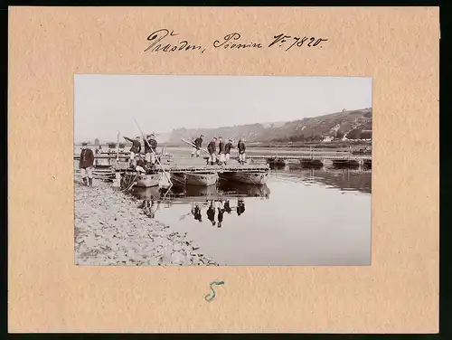 Fotografie Brück & Sohn Meissen, Ansicht Karpfenschänke, 1. Pionier-Bataillon Nr. 12 beim Kriegsmässigen Brückenschlag