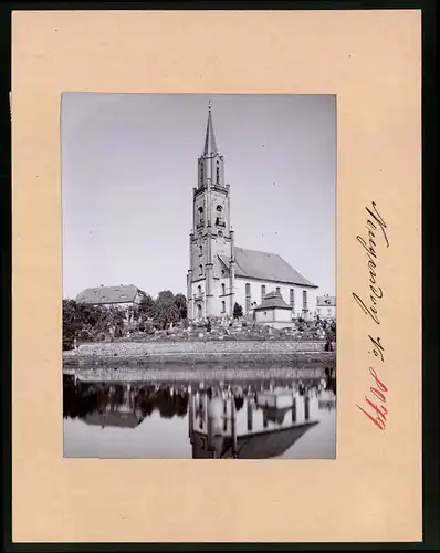 Fotografie Brück & Sohn Meissen, Ansicht Neugersdorf, Kirche mit Friedhof am Ufer