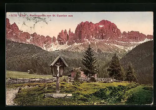 AK St. Cyprian, Rosengarten mit Flurkreuz vom Ort aus gesehen