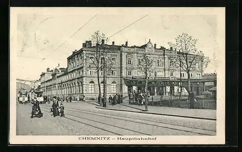 AK Chemnitz, Hauptbahnhof, Passanten und Strassenbahnen