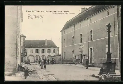 AK Faverney, Place de l'Hotel-de-Ville, Gendarmerie, Ecole