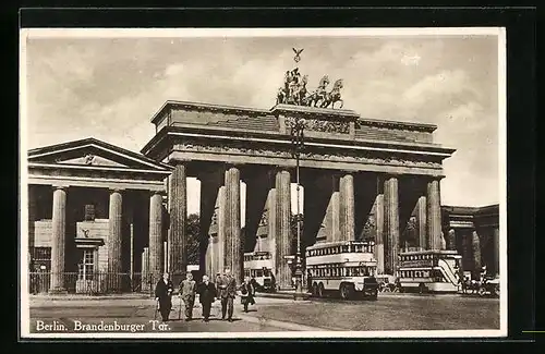 AK Berlin, Strassenverkehr am Brandenburger Tor