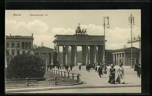 AK Berlin, Passanten vor dem Brandenburger Tor