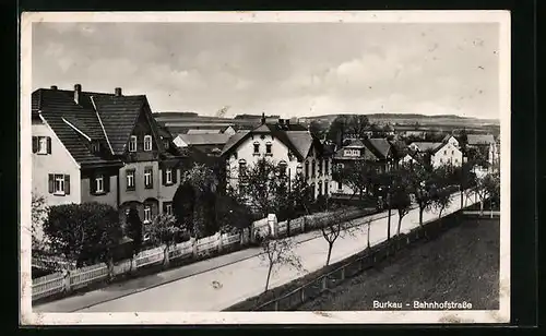 AK Burkau, Bahnhofstrasse mit Bäumen