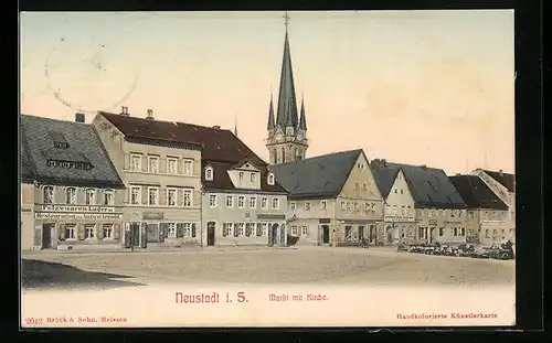 AK Neustadt i. s., Markt mit Pelzwaren-Lager und Restaurant von August Arnold und Kirche