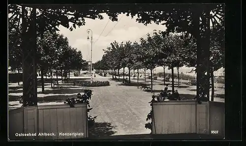 AK Ahlbeck, Passanten auf dem Konzertplatz an der Ostsee