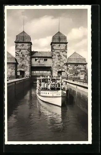 AK Minden i. W., Fahrgastmotorschiff Castor die Schachtschleuse verlassend