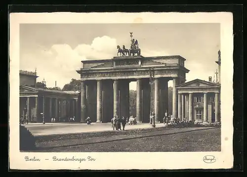 AK Berlin, Passanten am Brandenburger Tor