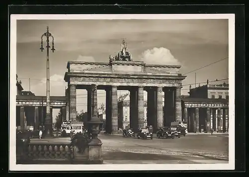 AK Berlin, Strassenverkehr am Brandenburger Tor