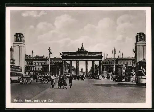 AK Berlin, Passanten am Brandenburger Tor