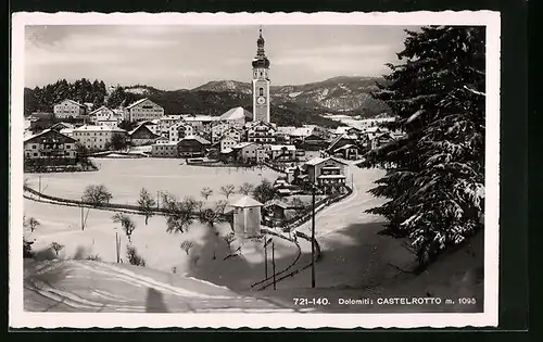 AK Kastelruth, Ortsansicht mit Strasse im Winter