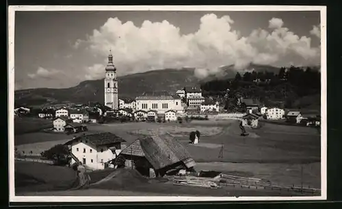 AK Kastelruth, Panorama des Ortes mit niedrigen Wolken