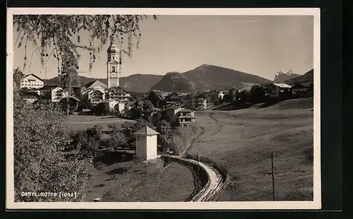 AK Kastelruth, Panorama des Ortes mit Wiesengelände