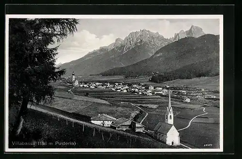 AK Villabassa, Totalansicht mit Kirche und Bergpanorama