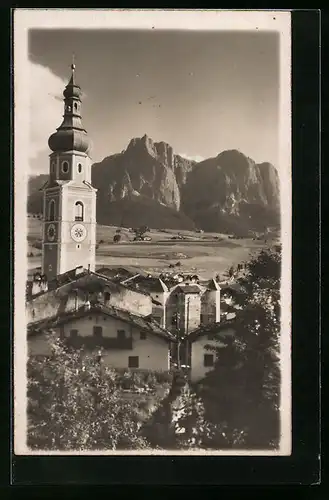 AK Kastelruth, Ortspartie mit Kirche, Bergpanorama