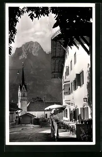 AK Seis am Schlern, Strassenpartie mit Kirche, Schlern