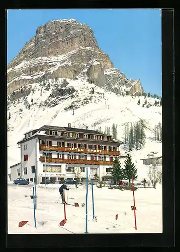 AK Colfosco /Val Badia, Sport-Hotel mit Skifahrer im Schnee