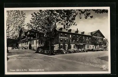 AK Titisee, Strassenpartie mit Schwarzwald-Hotel