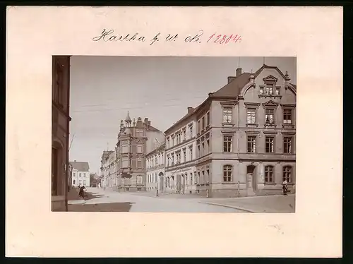 Fotografie Brück & Sohn Meissen, Ansicht Hartha i. Sa., Blick in die Albertstrasse mit Geschäft Her. Mehnert, Bibliothek