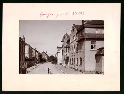 Fotografie Brück & Sohn Meissen, Ansicht Grünhainichen, Hauptstrasse mit Rathaus und Post
