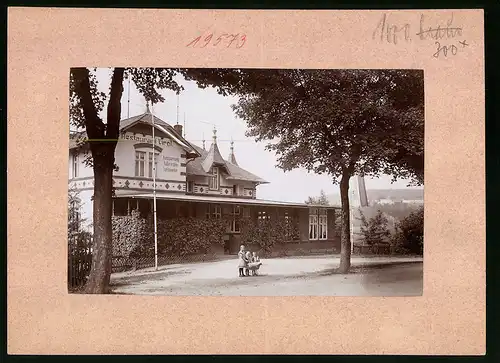 Fotografie Brück & Sohn Meissen, Ansicht Frankenberg i. Sa., Partie am Restaurant Tirol, Kinder mit Kinderwagen