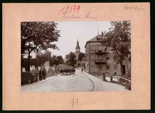 Fotografie Brück & Sohn Meissen, Ansicht Königsbrück, Blick in die Dresdner Strasse mit maschierenden Soldaten