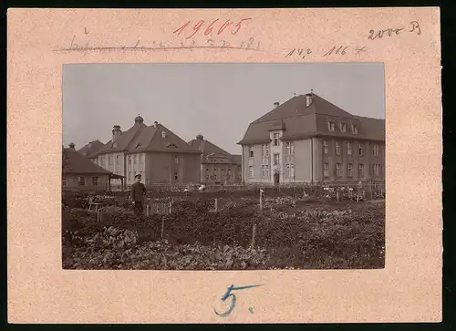 Fotografie Brück & Sohn Meissen, Ansicht Freiberg i. Sa., Blick auf das Kasernen Gebäude Infanterie-Regiments Nr. 182