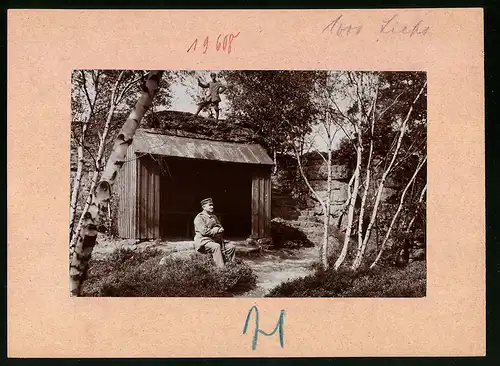 Fotografie Brück & Sohn Meissen, Ansicht Berggiesshübel, Soldaten am Schutzhütte auf dem Hochstein