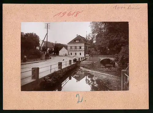 Fotografie Brück & Sohn Meissen, Ansicht Berggiesshübel, Strassenpartie mit dem Gasthof Sächsisches Haus