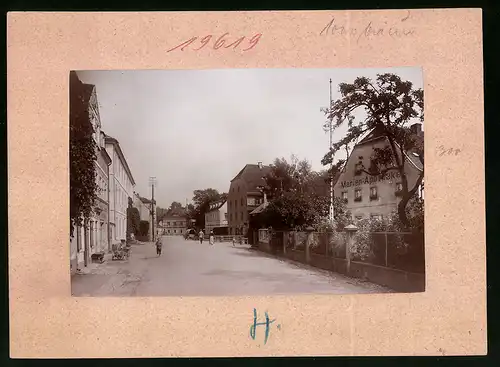 Fotografie Brück & Sohn Meissen, Ansicht Berggiesshübel, Blick in die Hauptstrasse mit Marien Apotheke