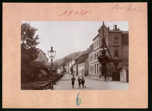 Fotografie Brück & Sohn Meissen, Ansicht Bad Berggiesshübel, Blick in die Hauptstrasse mit Geschäft J. L. Schindler