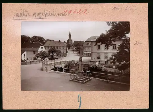 Fotografie Brück & Sohn Meissen, Ansicht Bad Berggiesshübel, Markt mit Postmeilensäule und Colonialwarenhandlung