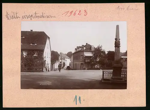 Fotografie Brück & Sohn Meissen, Ansicht Bad Berggiesshübel, Blick in die Hauptstrasse mit Postmeilensäule, Markthalle