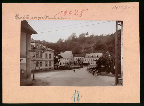 Fotografie Brück & Sohn Meissen, Ansicht Berggiesshübel, Blick zum Markt mit Postmeilensäule, Bäckerei, Tischleire