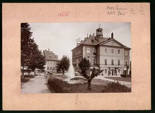 Fotografie Brück & Sohn Meissen, Ansicht Hainichen i. Sa., Blick auf den Gellertplatz mit Wettersäule und Kriegerdenkmal