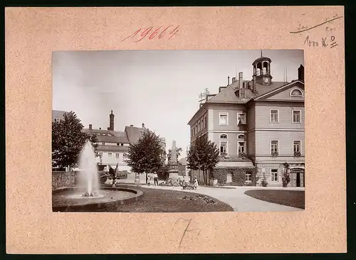 Fotografie Brück & Sohn Meissen, Ansicht Hainichen i. Sa., Gellertplatz mit Kriegerdenkmal, Rathaus, Brunnen