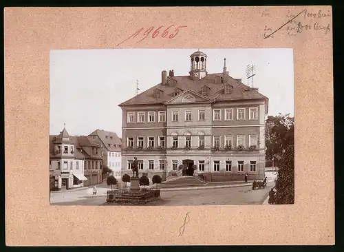 Fotografie Brück & Sohn Meissen, Ansicht Hainichen i. Sa., Marktplatz, Rathaus und Gellertdenkmal, Handlung R. Ulbricht