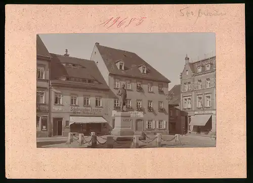 Fotografie Brück & Sohn Meissen, Ansicht Pulsnitz i. Sa., Neumarkt mit König-Albert-Denkmal, Schuhwarenhaus Freischütz