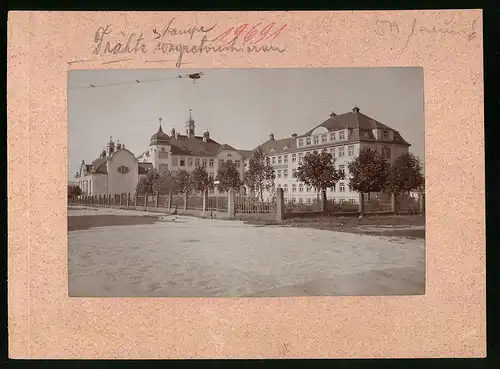 Fotografie Brück & Sohn Meissen, Ansicht Pulsnitz i. Sa., Blick auf die Neue Schule