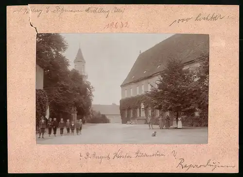 Fotografie Brück & Sohn Meissen, Ansicht Mühlberg / Elbe, Partie am Rittergut Kloster Güldenstern, Knaben und Dackel