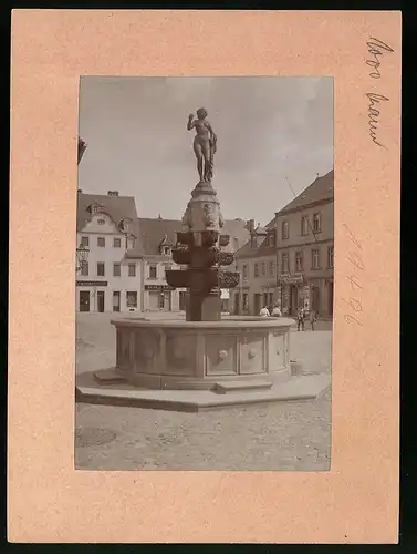 Fotografie Brück & Sohn Meissen, Ansicht Grimma, Brunnen am Markt, Geschäfte Oswald Weck, Getrud Zschaler, F.E. Herrmann