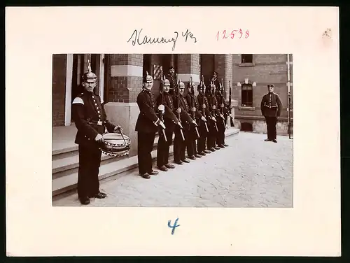 Fotografie Brück & Sohn Meissen, Ansicht Kamenz i. Sa., 13. Infanterie-Regiment Nr. 178, Musiker, Wache, Picklehaube